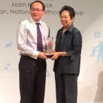 Dr Lee receiving award from NHG Chairman, Madam Kay Kuok-2
